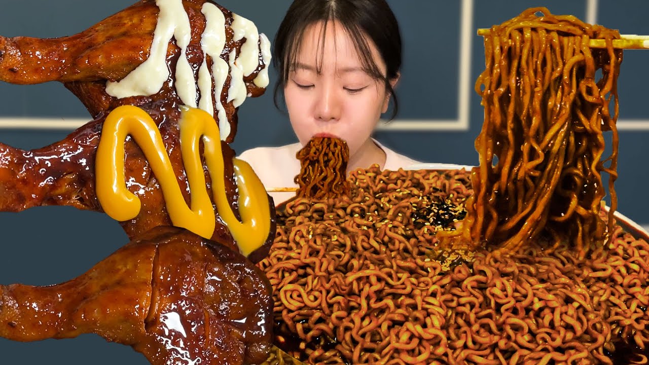 Большой корейский Samyang Raen с лапшой в соусе из черных бобов и острой курицей MUKBANG