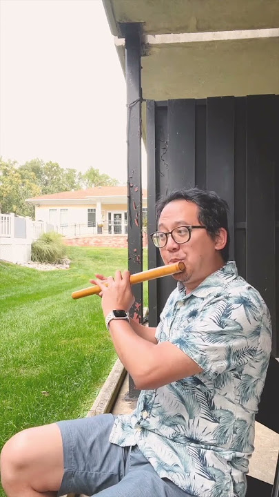 Playing Indonesian folk tune in an American neighborhood #seruling #lagudaerah #indonesia