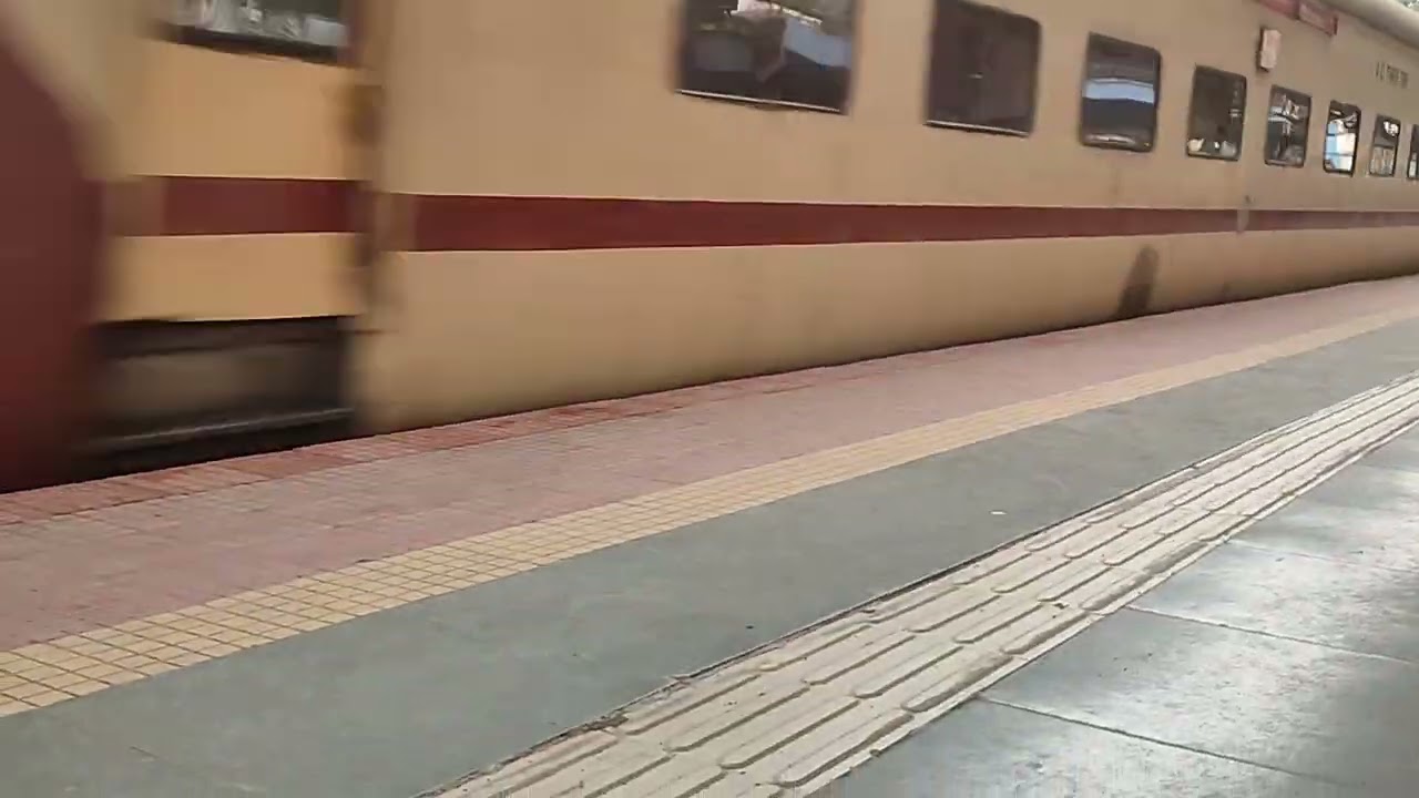 Gadag Express, Mumbai Csmt to Kolhapur On its fullest Speed