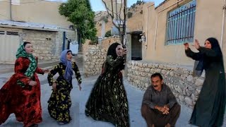 Shakeel goes to the lawyer's house to prove his daughters' share from Amir