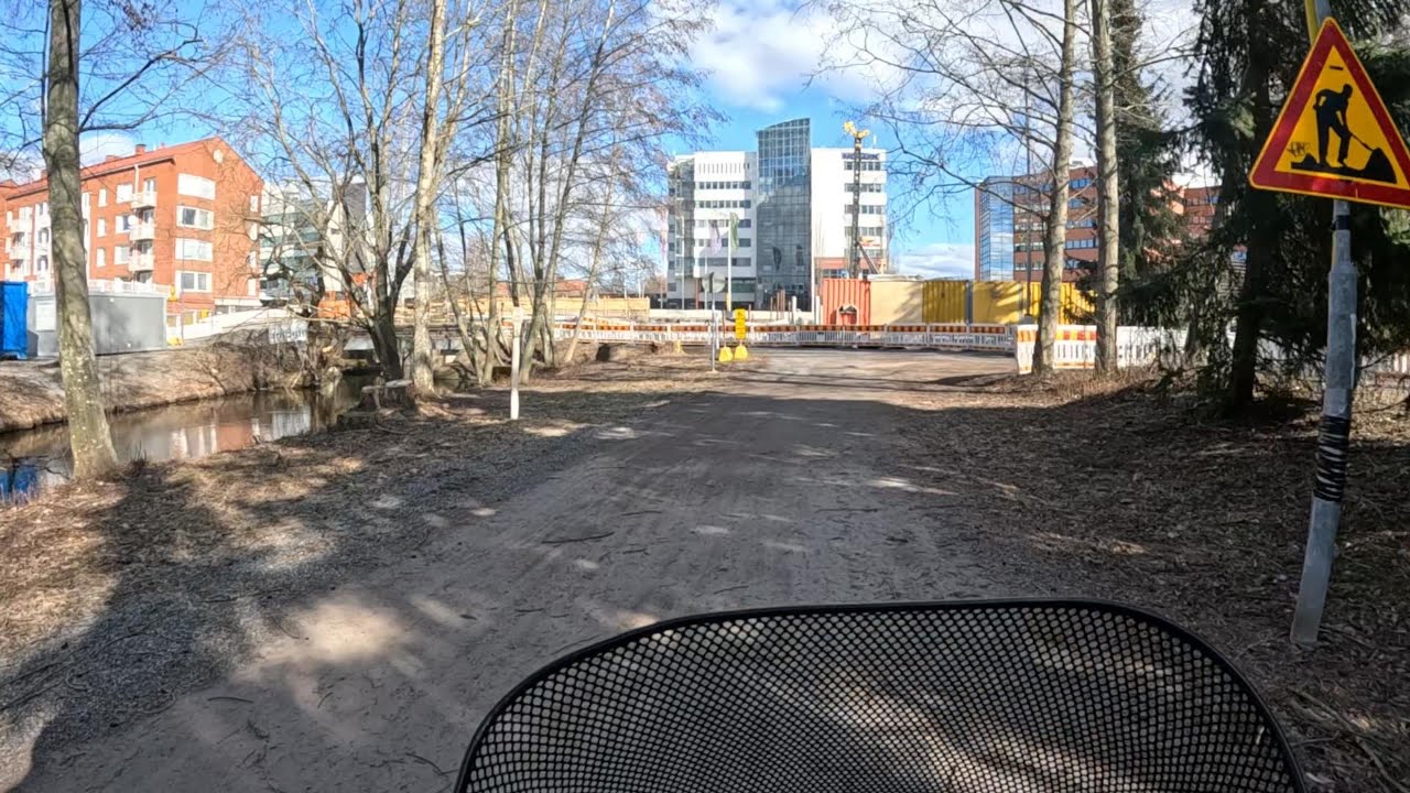 Tampere 8, Kesäinen mopoajelu järven rannalla – rentoa menoa ja upeita maisemia