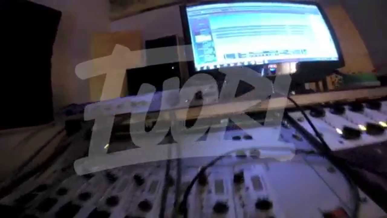 Regarder le vidéoclip de {trackName} par {artistName}