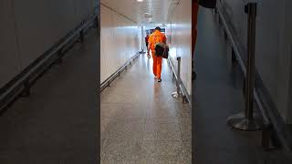 Prisoner Escape - Chasing a fugitive at London airport😛😜#italianoingranbretagna #london #uk