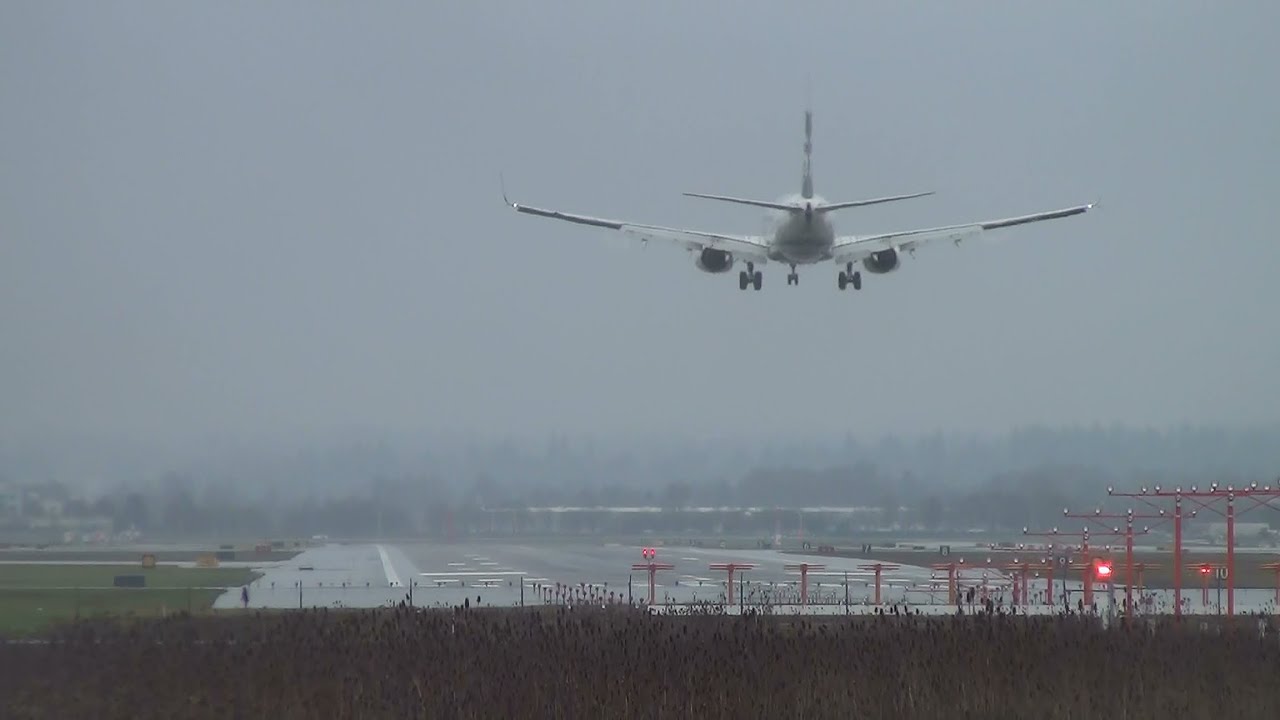 Alaska Airlines N407AS 737-900ER Landing Portland Airport (PDX) airbus a220
