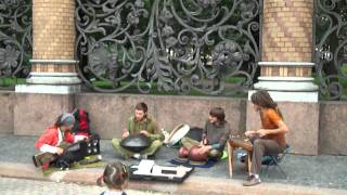 Музыканты возле Спаса-на-Крови в Санкт-Петербурге