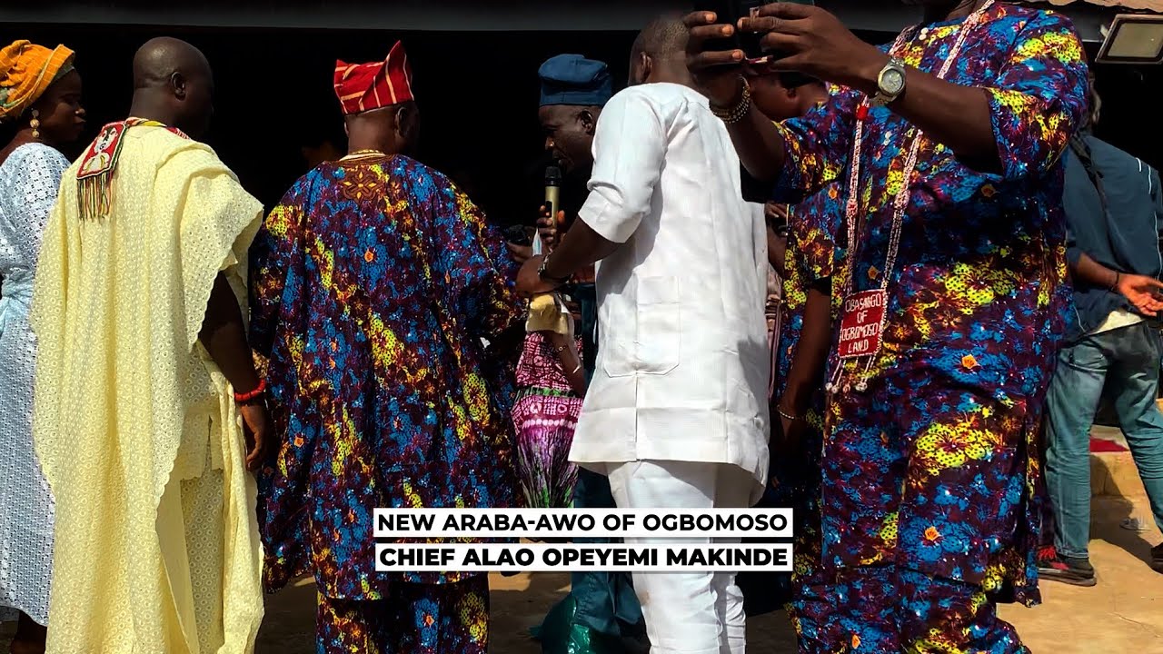 Installation of the new Araba-Awo of Ogbomoso before Oba Ghandi Olaoye