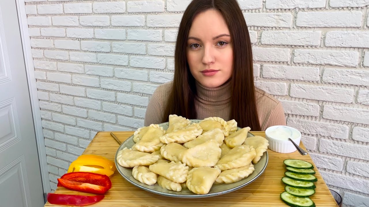 МУКБАНГ ВАРЕНИКИ С КВАШЕНОЙ  КАПУСТОЙ овощи MUKBANG DUMPLINGS WITH SAUERKRAUT со сметаной