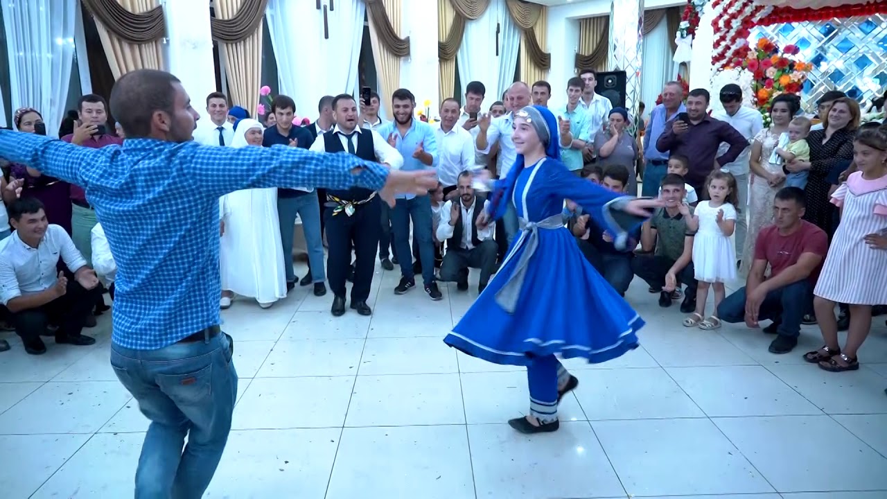 Красиво танцует лезгинку. Лезгинка на свадьбе. Кавказская свадьба танцы. Красивая лезгинка на свадьбе. Танец лезгинка на свадьбе.