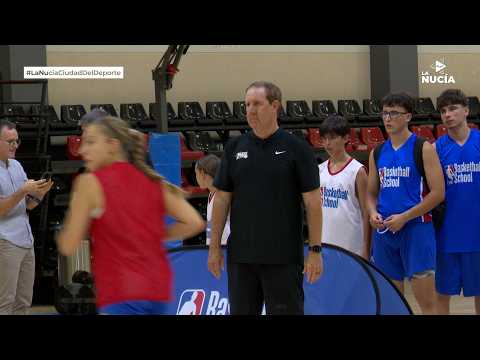 El entrenador asistente de los Sixers en la NBA Basketball School de La Nucía