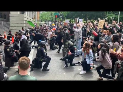 Raw video: Portland police officers kneel with protesters