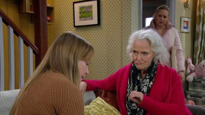 ITV Emmerdale fans 'confused' as Vanessa reveals Suzy's huge cheating scandal after death - YouTube