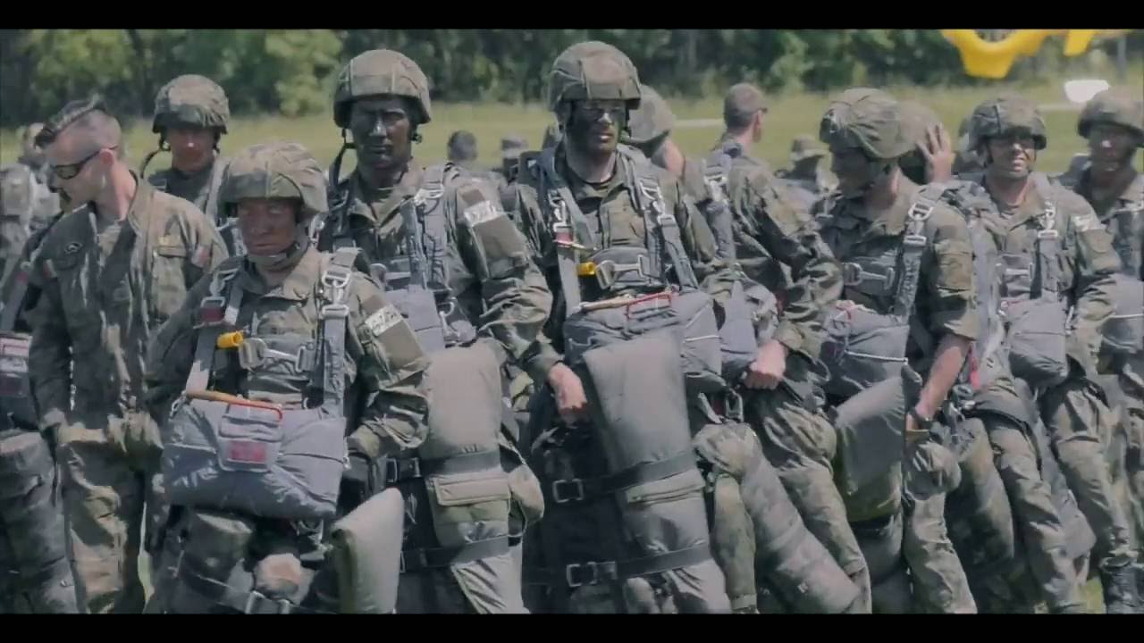 SPADOCHRONIARZE WCHODZĄ DO AKCJI