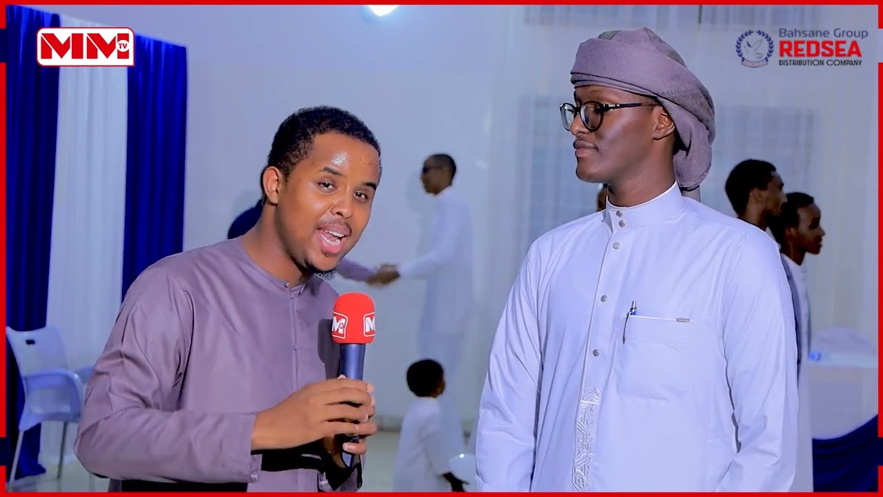 Qaari Dhalin yar ah oo Cod macaan ku Akhrinaya  Qur'aanka Kariimka ah.