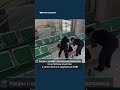 В Китае двух мужчин пришлось вызволять из больничных кресел