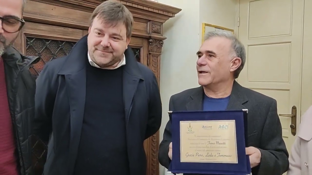 Targa di riconoscimento a Piero Mascitti per 45 anni di attività nel suo storico panificio