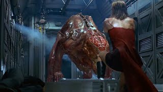 Alice vs Licker (Train fight) | Resident Evil