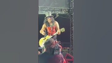 The way Axl and Slash look at each other.   😍