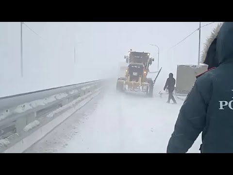 Рекордные метели закопали трассы. Спецтехника достает увязшие машины из-под сугробов