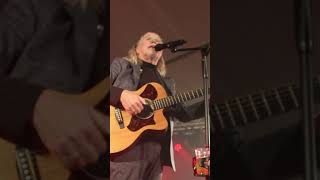 #muziek Wijlen muzikant René Karst in de Burgumer Feesttent 2025. In november overleed de zanger.