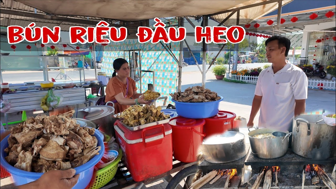Xe bún, cháo lòng 20k bán gần như nguyên cái đầu heo ăn gì cũng rẻ 