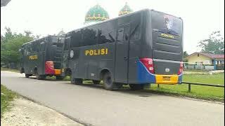 Mobil bus Polisi Brimob polda riau berbaris