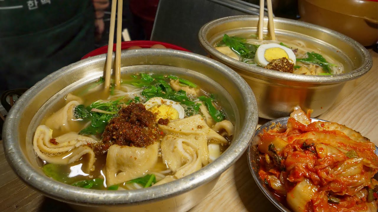 주차장 구석 새벽국수 할머니 포차! 야심한  밤에 나오셨다 5시간 완판하고 사라지는 곳~ / Korean traditional noodles - Korean street food