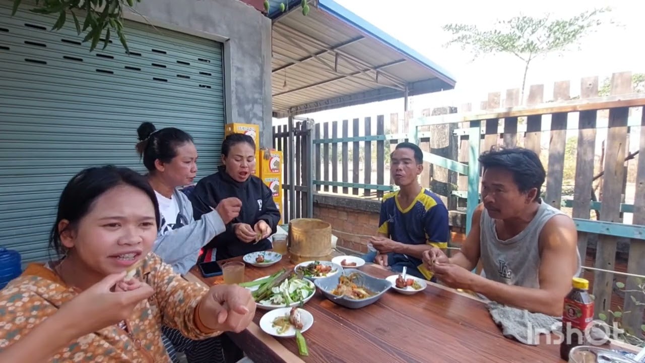 ทอดจักกะจั่นกินกับตำบักหุ่งสู่สาวหมวยกับน้องชายกินจ้า