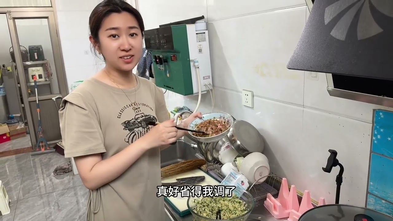 婆婆一直想吃土豆馅儿饺子，但是地里忙没空包，这次趁着他们去干活，我在家尝试包饺子，整个流程下来也是挺费事，厨房太热待不住进屋吹空调包，哈哈。爸妈很捧场，吃了不少，有动力下次继续做#记录真实生活 #日