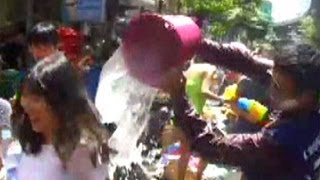 タイ、ソンクラン・水掛け祭り＝勤務中のはずの消防車も参加