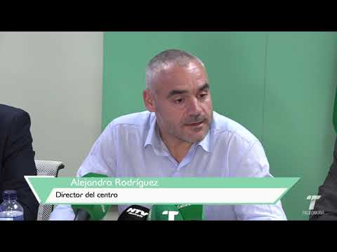 Alumnos de Mazag&oacute;n se echan al mar con un barco hecho por ellos para sensibilizar sobre la inmigraci&oacute;n