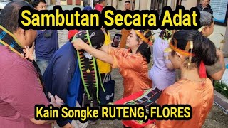 Unik, Penyambutan Tamu di Ruteng, Manggarai dengan Kain Songke dan Tuak