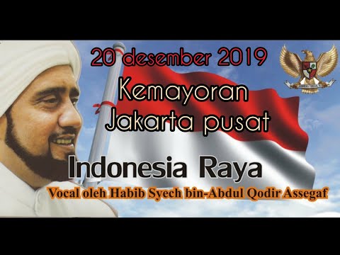 menyanyikan-lagu-indonesia-raya-sebagai-penutupan-sholawat-bareng-habib-syech-assegaf