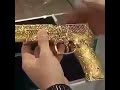 مسدس من الذهب  
