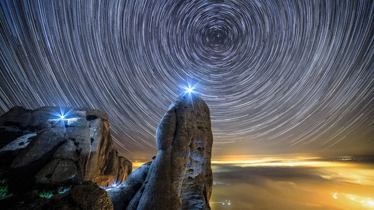 El v&iacute;deo definitiu de l'espectacular acci&oacute; &laquo;Llum i llibertat&raquo; a Montserrat