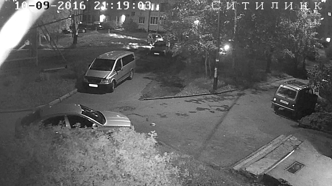 Помяли машину во дворе