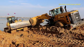 សាស័រជាប់ផុង SDLG Wheel Loader Stuck In Mud Recovery by Shantui Bulldozer