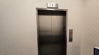 Schindler HXpress Hydraulic Mod | Barnes & Noble @ Orland Park Place • Orland Park, IL | 01/08/2026