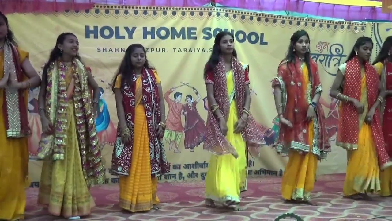 💃 Graceful performance by Holy Home School girls on “Cham Cham Chamke La Chunari” 🌺