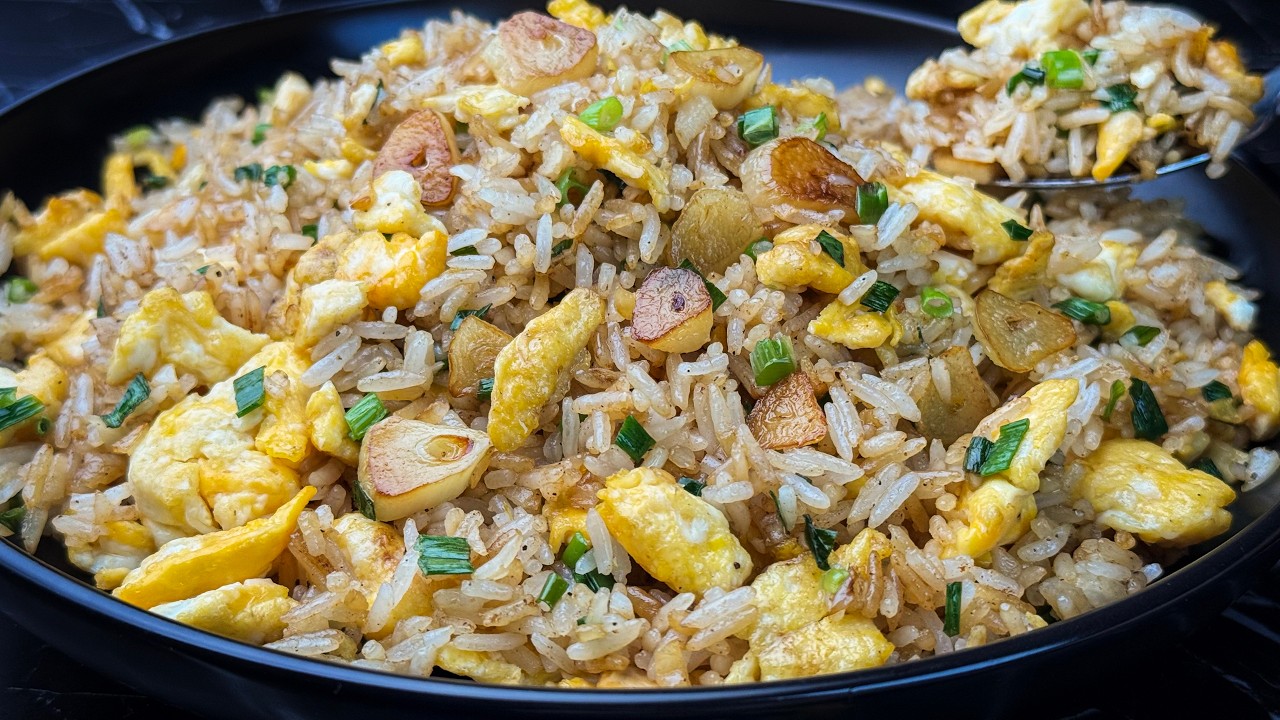 Жареный рис с чесночным маслом — лучше, чем на вынос.