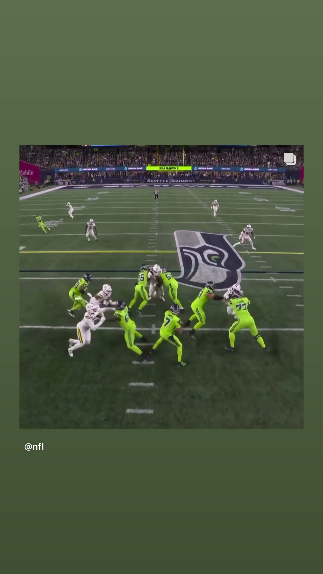 Geno sacked twice #hoodnews #seahawks #greenbaypackers #football #genosmith #football #omg #how #wow