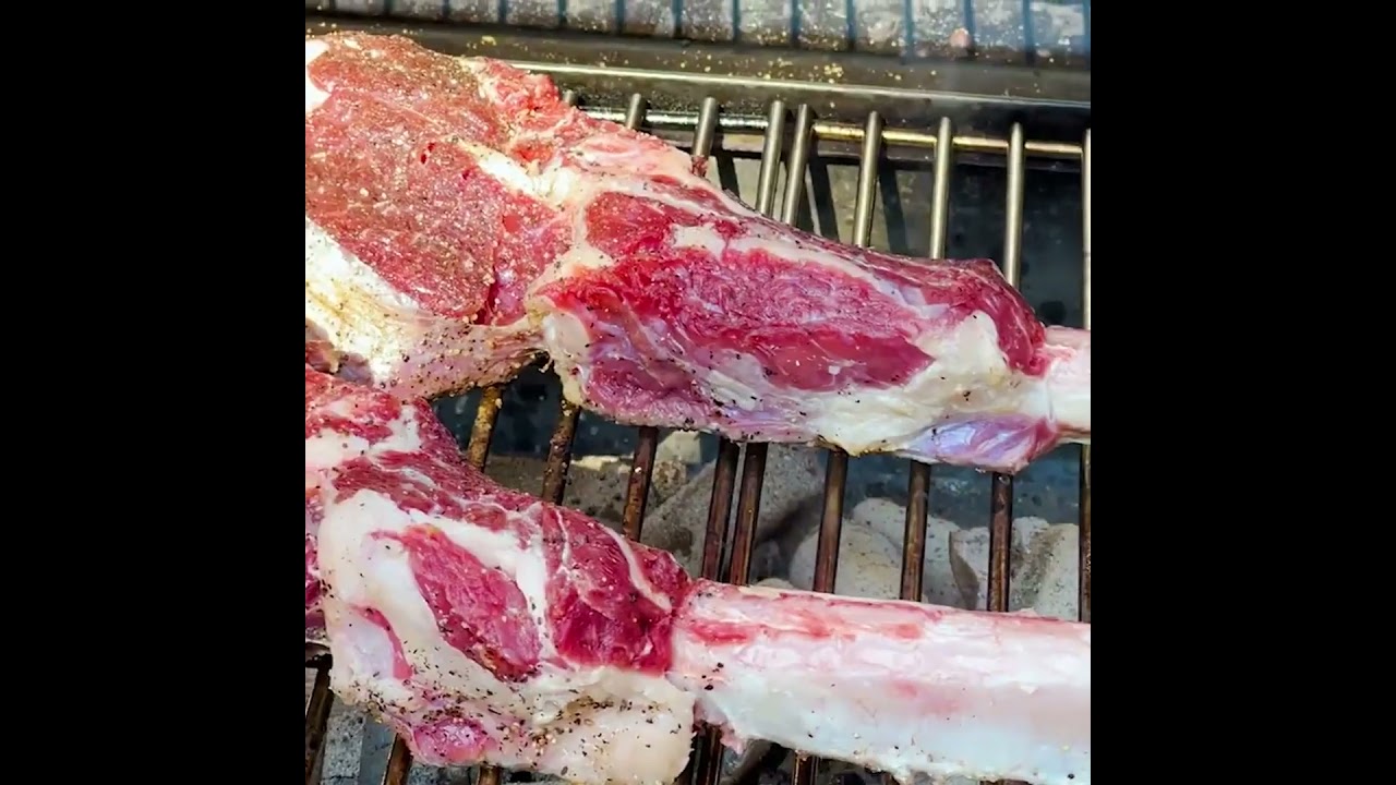This Chef is making two huge Tomahawk steaks! auf YouTube ansehen This Chef is making two huge Tomahawk steaks! auf YouTube ansehen