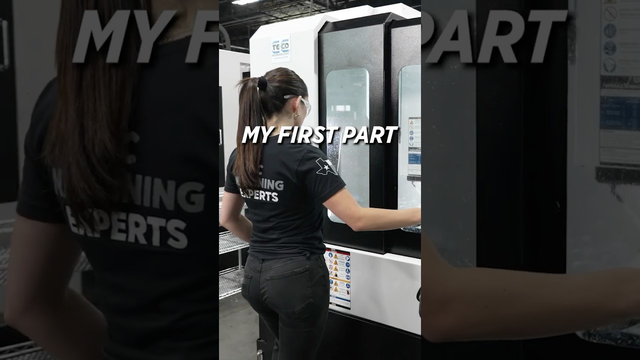 Она изготовила свою первую деталь на станке.