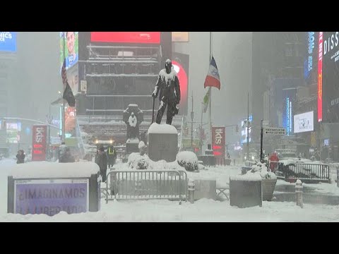 بارش سنگین برف زندگی را در نیویورک مختل کرد