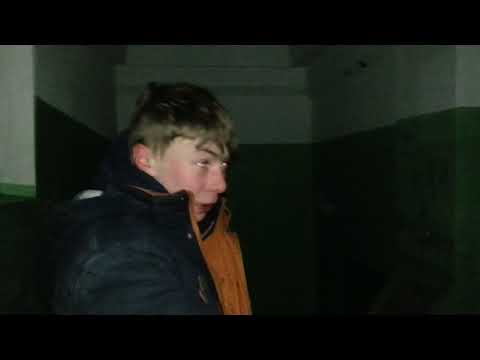 Подростки нюхают клей