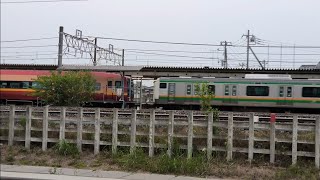 【2025/06/08 E233系3000番台+E231系の通過と253系1000番台の発車·栗橋駅にて】宇都宮線4534Y 快速(逗子→宇都宮)/特急日光22号(8122M·東武日光→新宿)