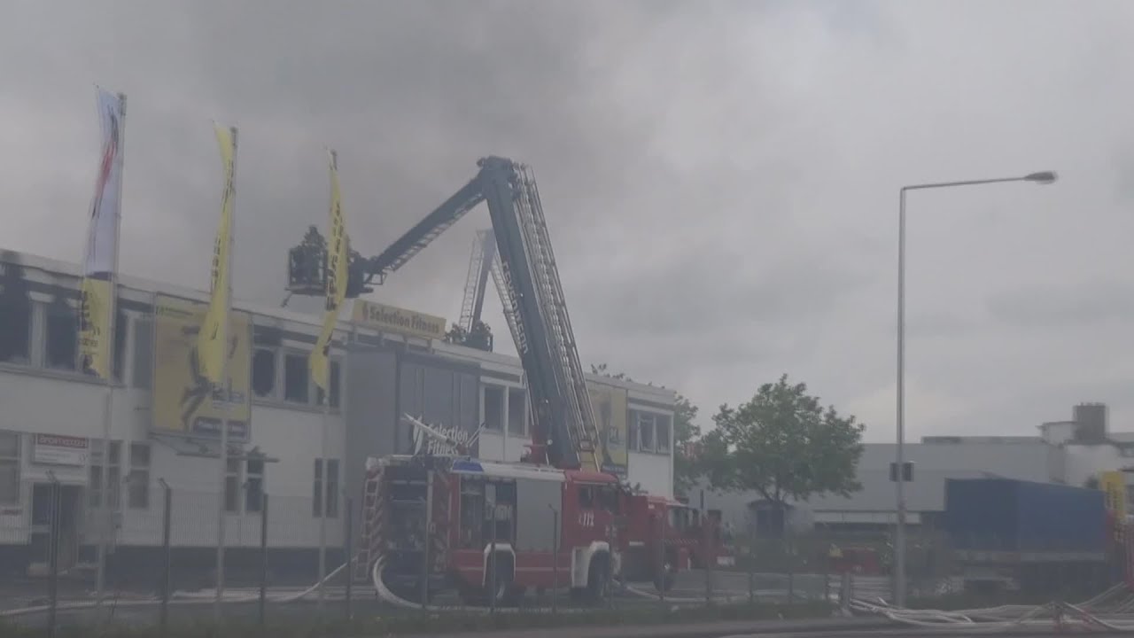 Erneut zerstört Großbrand Poco-Lagerhalle völlig in Aachen am 01.06.15 + O-Ton