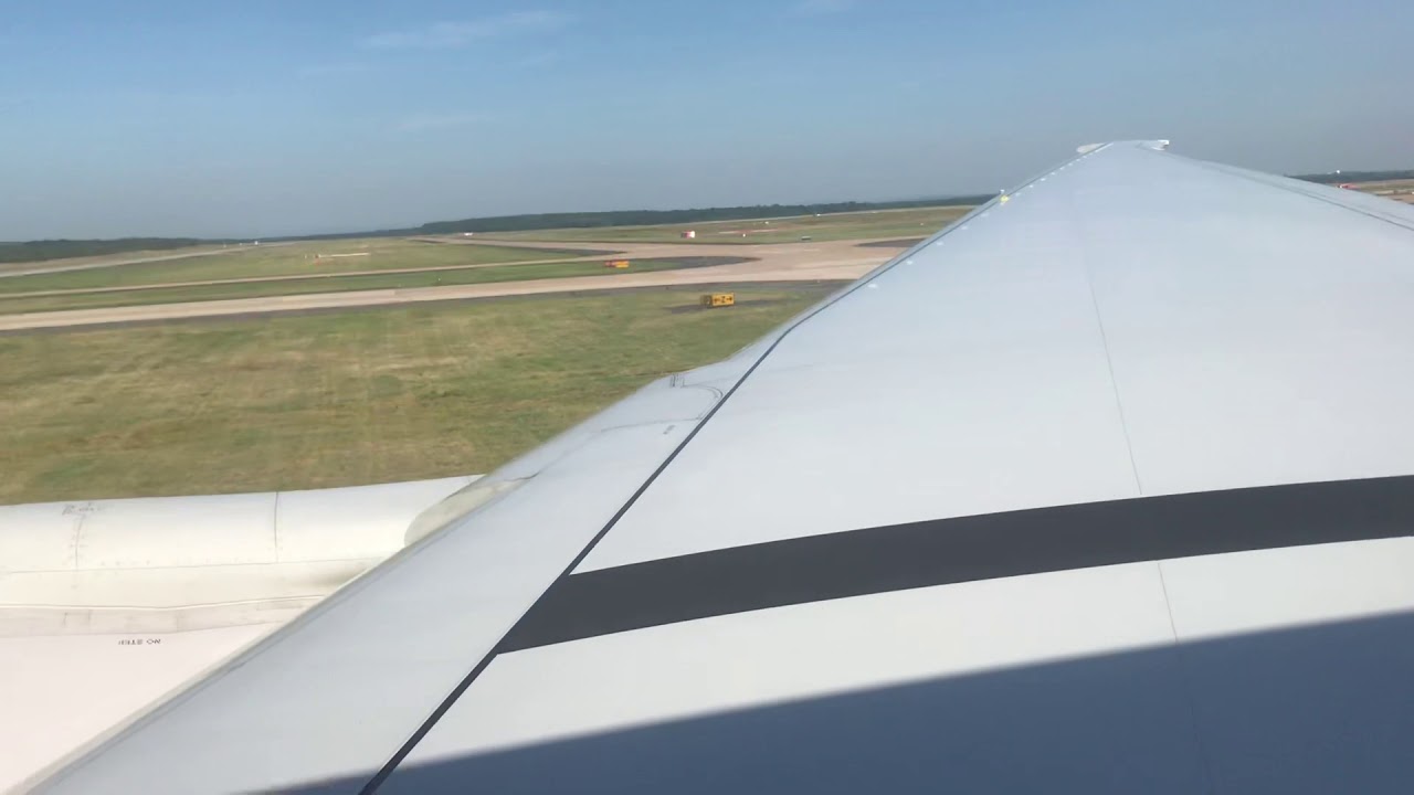 United Airlines Boeing 777-300ER takeoff from Washington Dulles International Airport (KIAD)