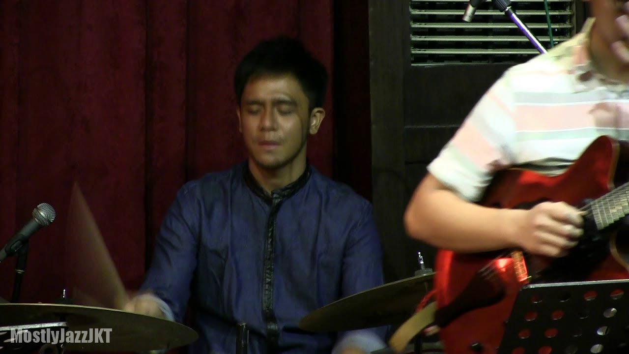 Rafi & The Escapee - Sandu @ Mostly Jazz 10/01/14 [HD] - YouTube