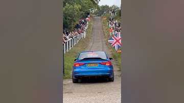 Audi RS3 betreedt de beroemde testheuvel van het Brooklands Museum! #audi #audirs3 #auto #snel #luid