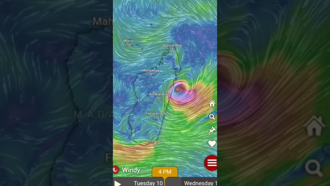 Typhoon Gezani 🌀"category 2 " is hitting (Madagascar) now ⚡⛈️